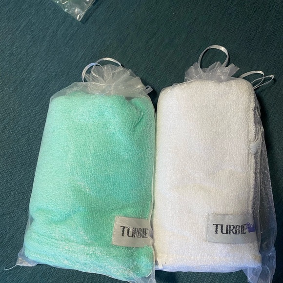 Turbie Twist and Salux Beauty Skin Cloth Set - Picture 2 of 4